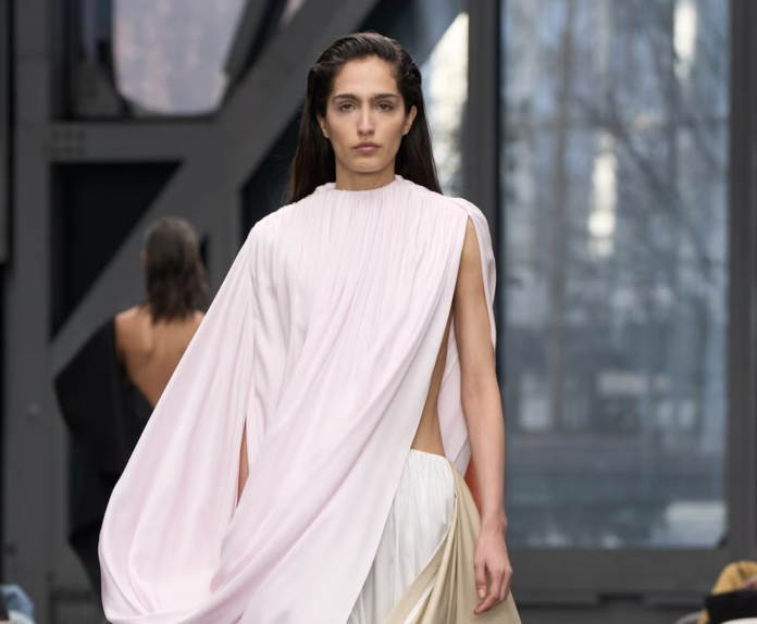 The Everything Shower Goes Runway- Calvin Klein Beauty Trend The Everything Shower Goes Runway- Calvin Klein Beauty Trend