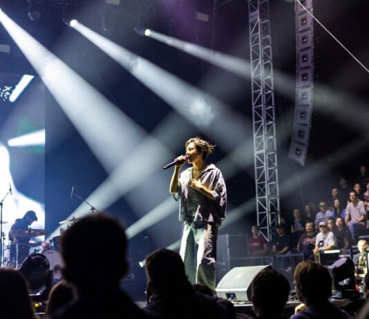 Viral musician performing during a controversial live concert criticized online in 2026