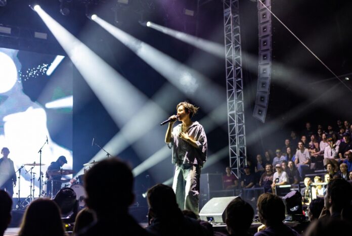 Viral Musicians Backlash and Live Performance Debate Viral musician performing during a controversial live concert criticized online in 2026