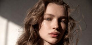 Ghost Layers and Natural Texture Are the Low-Key Hair Trends Defining 2026 Model with natural textured hair featuring invisible ghost layers and soft, effortless movement in a beauty editorial setting.