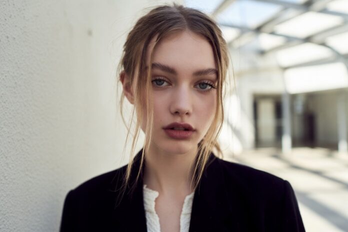 Jacqui Hooper — The Rising Fashion Model Redefining What It Means to Be a British Model Star in 2026 Rising fashion model off-duty style 2026 representing the British model editorial fashion model story of a fashion industry newcomer who became the face of Chloé campaign Prada runway model bookings and Vogue Korea April 2026 cover as one of the next supermodel generation luxury fashion campaigns faces.