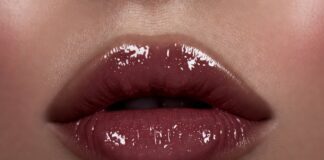 Lacquered Lips Are Replacing Matte Lipsticks Across Luxury Beauty Close-up of lacquered high-shine berry lips in luxury beauty editorial lighting representing the lacquered lips trend 2026 and the shift from matte lipstick to gloss-balm hybrid formulas in celebrity makeup and high fashion beauty