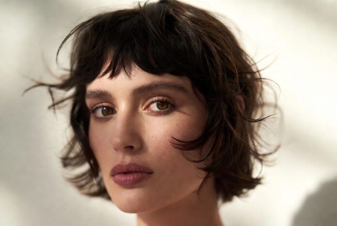 Messy Bangs and the Shattered Fringe — The Effortless Hair Trend Replacing Curtain Bangs in 2026 Messy bangs and shattered fringe hair trend 2026 showing soft textured effortless fringe representing the curtain bangs alternative French girl fringe and low maintenance hairstyles aesthetic worn by celebrities including Jennifer Lawrence Zoë Kravitz and Emma Stone as the defining bangs trend 2026 and summer hair trend.