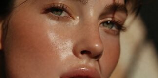 Summer Makeup Tips 2026: Why Less Makeup Creates the Best Glow A fresh, glowy summer makeup look with skin tint, cream blush, and glossy lips on radiant, lightly bronzed skin