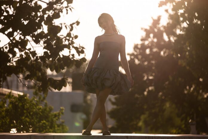 Summer Runway Trends 2026 Sculptural Silhouettes A model in a sculptural bubble-hem dress with dramatic volume styled minimally on a summer runway